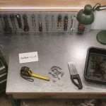 Aménagement atelier garage : établi rabattable et panneau perforé, outils rangés