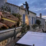 renov mon toit : couvreur toiture en urgence près de gouttière et tuiles humides