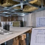 Plafond placostil : entraxes et charges, ossature et plaque BA13 en chantier